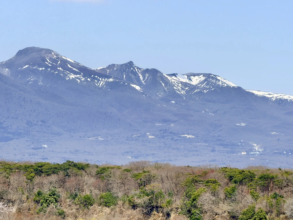 青空の下に広がる那須の山並み